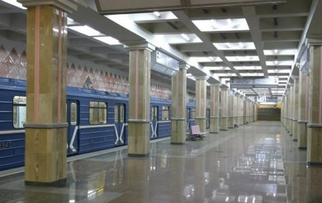 В Харькове женщина прыгнула с детьми под поезд метро