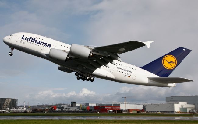 В Гамбурге экстренно сел самолет из-за мужчины, пытавшегося открыть дверь