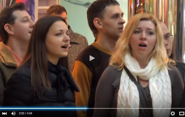 Поклонники "Скрябина" исполнили песню "Мовчати" в торговом центре