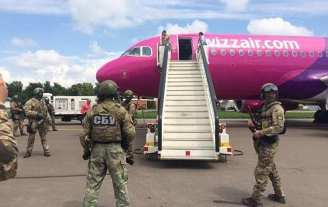 Полиция ищет взрывчатку в самолете, приземлившемся в Киеве