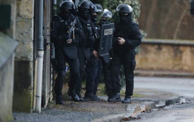 В пригороде Парижа неизвестный убил полицейского и заложницу