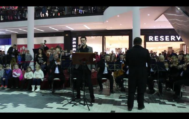 Во львовском ТРЦ оркестр исполнил песни Кузьмы Скрябина