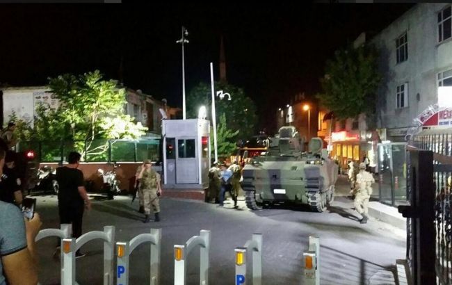 В Турции захвачено здание парламента, слышны взрывы и выстрелы