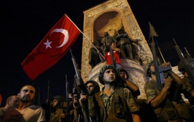 У Туреччині після спроби перевороту затримали близько 18 тисяч осіб