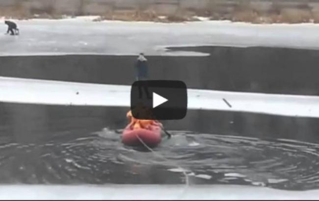 В Киеве спасатели сняли подростка с дрейфующей льдины