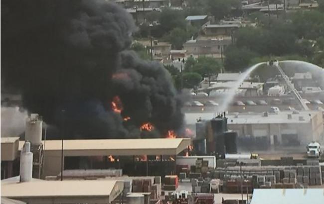 В результаті пожежі на хімскладі у Фініксі вибухнули резервуари з пропаном
