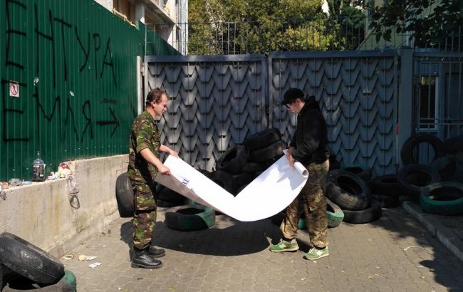 Сотрудники "Интера" договорились с активистами о прекращении блокады офиса