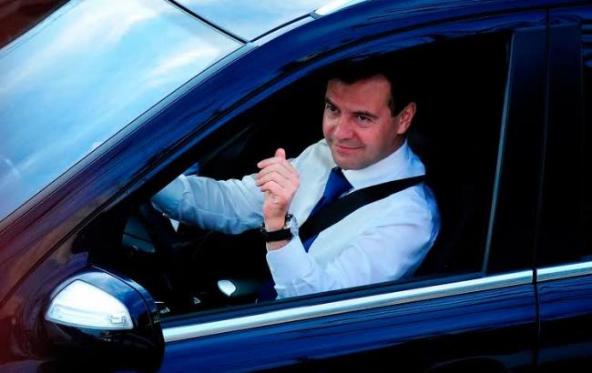 Медведев приписал каждой российской семье по автомобилю