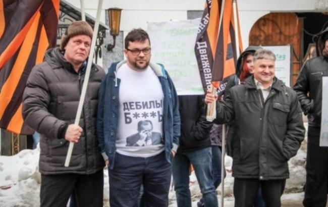 Путинец надел на митинг "говорящую" футболку