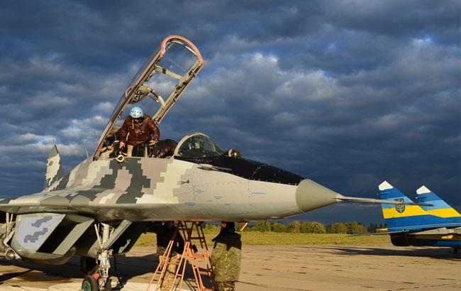 Минобороны показали зрелищные учения украинских авиаторов