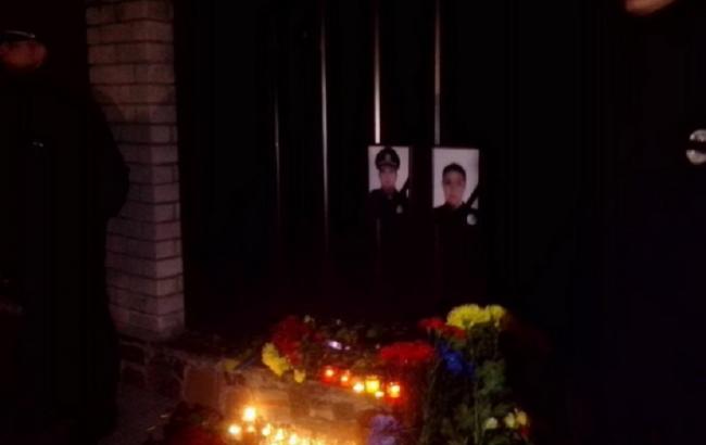 В Днепре под управление полиции горожане несут цветы и свечи