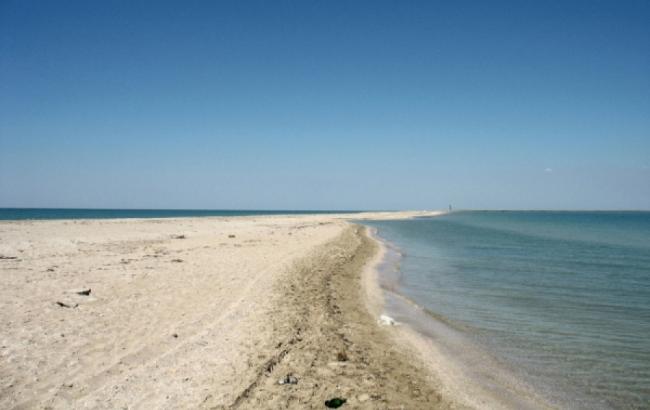 В Крыму из-за добычи песка исчезает Бакальская коса