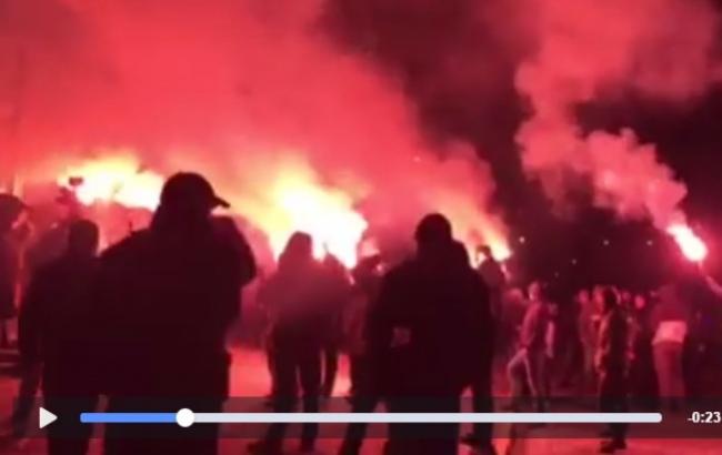 З'явилося відео "вогненної" акції "Азова" під СБУ