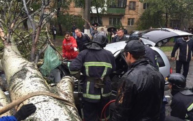 В Одессе из-за непогоды пострадали еще два человека
