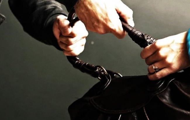 Помогите найти: киевлян просят помочь опознать грабителя, напавшего на женщину в подъезде