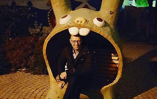 Аваков "затроллил" Яценюка фотографией на кроличьей лавке