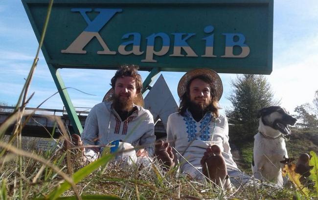 Два украинца прошли 2 тыс км босиком от Ужгорода до Харькова