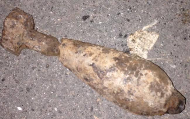 Как фантики: в Киеве под домом мужчина обнаружил пакет со снарядом