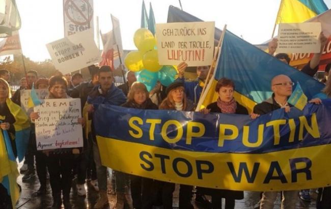 "Свободу Украине, свободу Сирии!": в Берлине активисты приготовили Путину "теплый прием"
