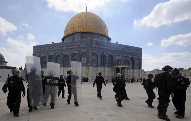 У мечети Аль-Акса в Иерусалиме вспыхнули столкновения арабов с израильской полицией