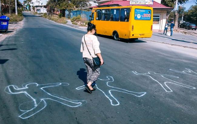 Одесити на небезпечному перехресті намалювали зебру зі "збитих" пішоходів