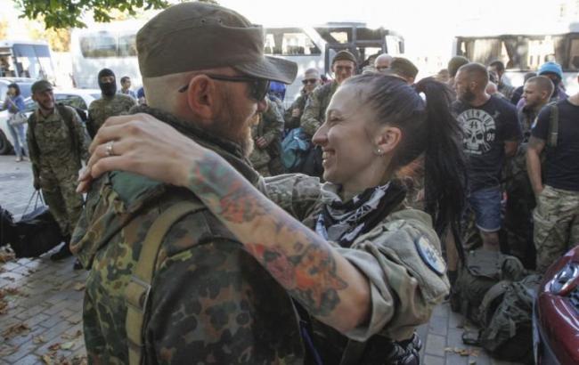 Бойові сім'ї: на Донбасі воїни АТО разом з дружинами захищають країну