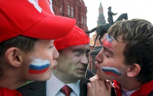 "Начальство целуют в филейные уста": Сотник указал на парадокс в менталитете россиян