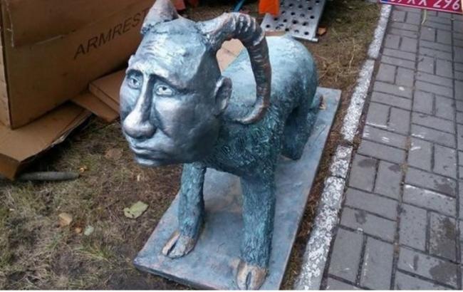 В Киеве установили скульптуры Путина на четвереньках и Яценюка-кролика