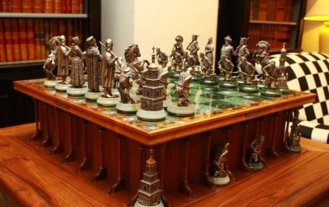 Мария Музычук и Хоу Ифань играли ювелирными шахматами на нефритовой доске