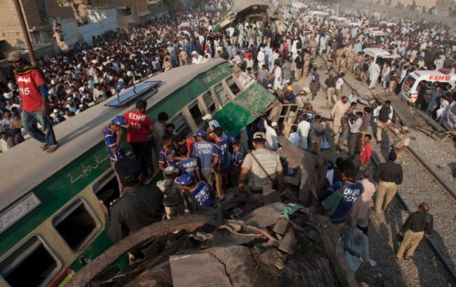 В результате столкновения поездов в Пакистане погибли 20 человек