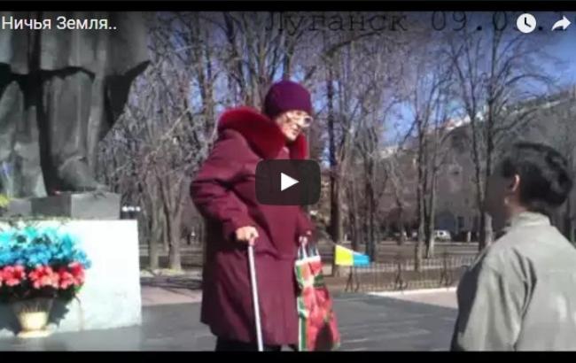"Я на своїй, Богом даній землі": У Луганську пенсіонерка відповіла сепаратистам біля пам'ятника Шевченку