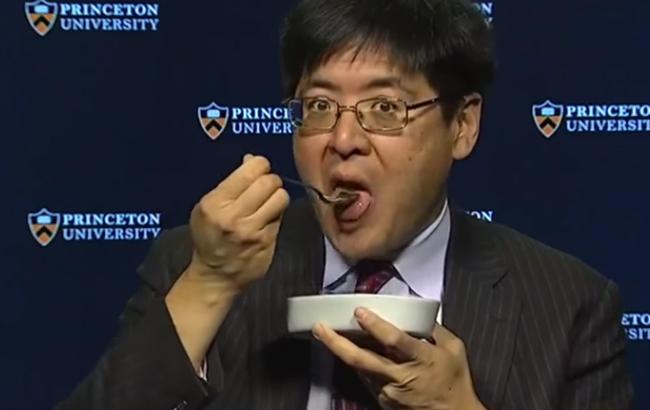 Политолог съел жука в прямом эфире из-за победы Трампа