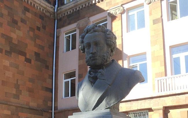 "До Европы еще шаг": вандалы уничтожили памятник Пушкину