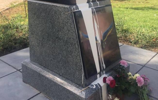 Поліція відреагувала на акти вандалізму з пам'ятником героям АТО в Києві