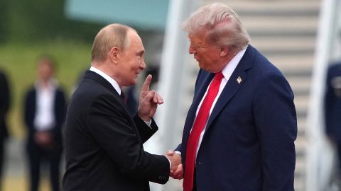 Трамп почав телефонну розмову з Путіним