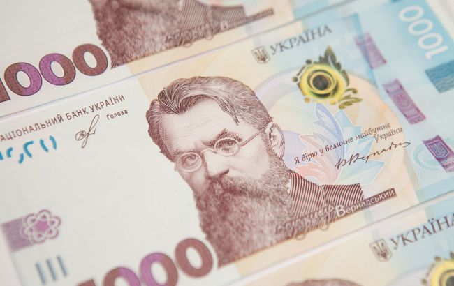 Зарплати зростуть, але і курс долара теж: два плани Кабміну на бюджет до 2029 року