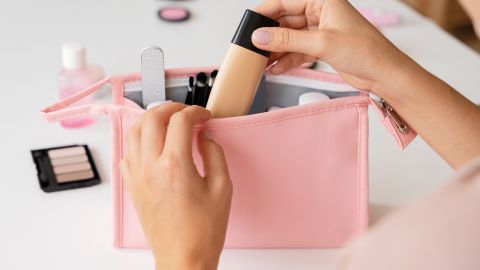 Ніколи більше не губи помаду! 8 способів для організації косметички