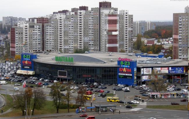 У Києві невідомі заблокували один з торгових центрів