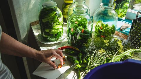 Сорвет все крышки: какие банки категорически нельзя использовать для консервации