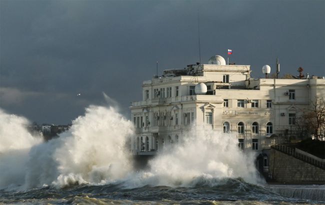 "Самый сильный за последние 100 лет". Оккупированный Крым накрыл мощный шторм: что известно