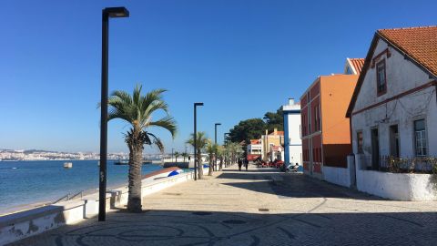 В Португалии смягчили карантин: открылись летние террасы кафе и школы