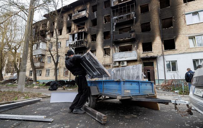 Под Киевом люди за свои деньги ремонтируют разрушенное оккупантами жилье: сколько приходится тратить
