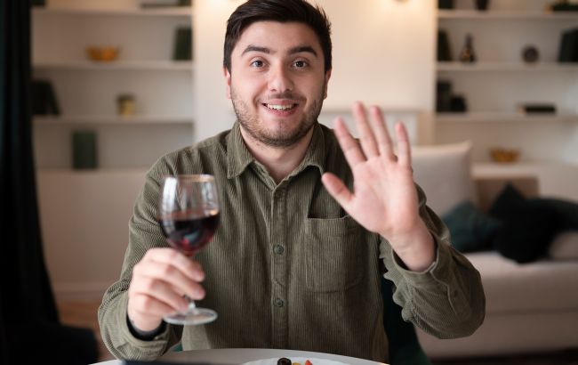 Как выглядит один из самых желанных мужчин из Tinder и почему ему не везет с любовью