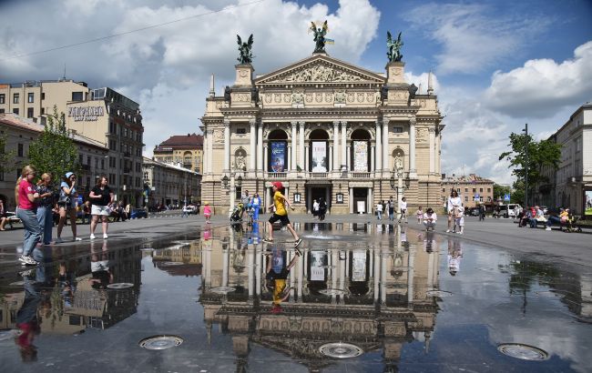 Львів після зливи знову "пішов" під воду: затопило вулиці з авто (відео)