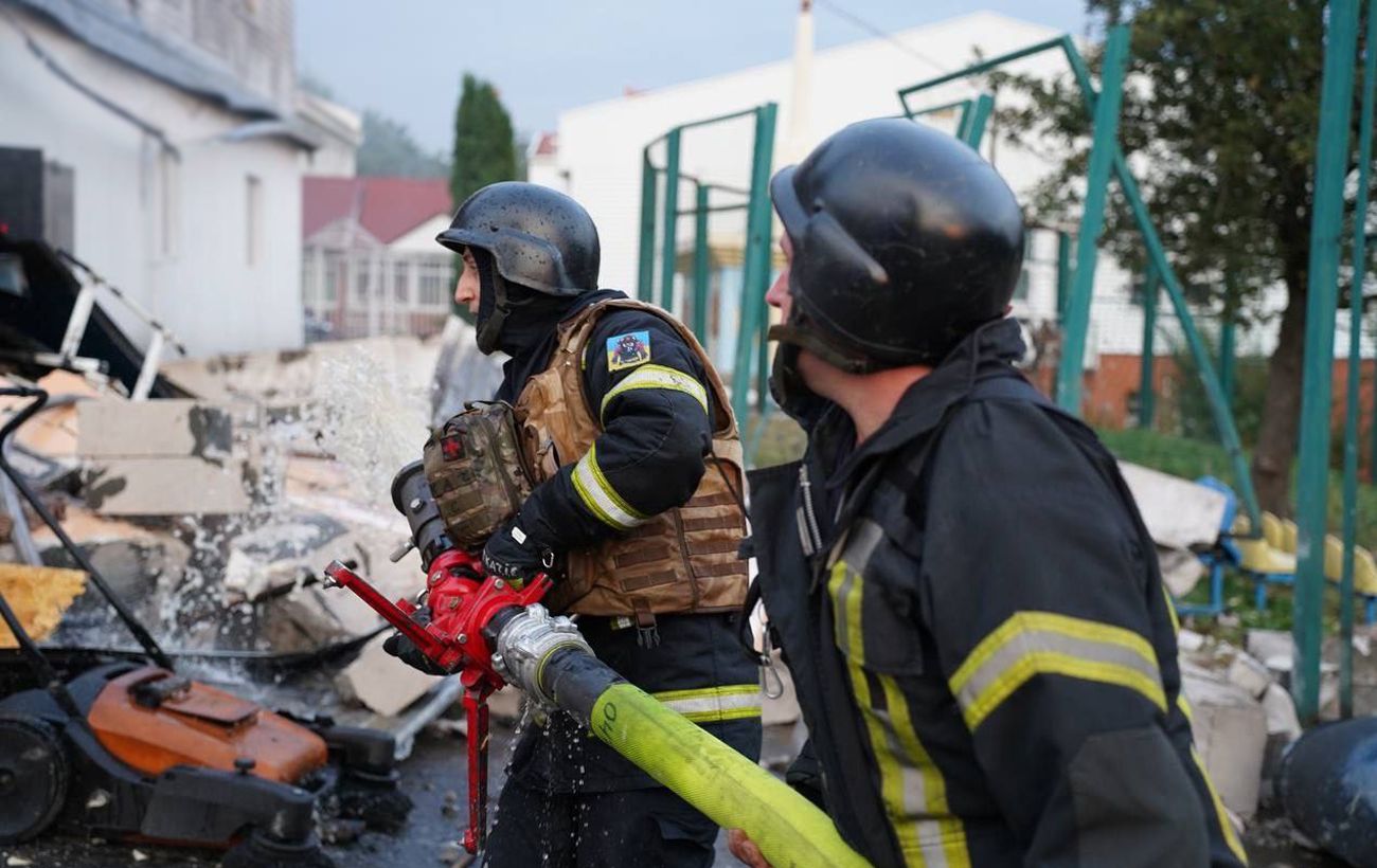 Безпілотник поцілив у дев'ятиповерхівку в Києві: є загиблий, пожежа
