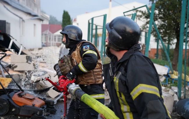 Безпілотник поцілив у дев'ятиповерхівку в Києві: є загиблий, там пожежа