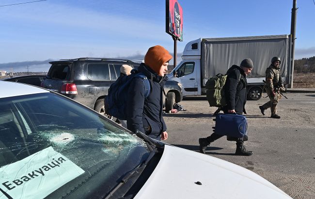 Поліцейські евакуювали трьох людей з крайніх вулиць Красногорівки (відео)