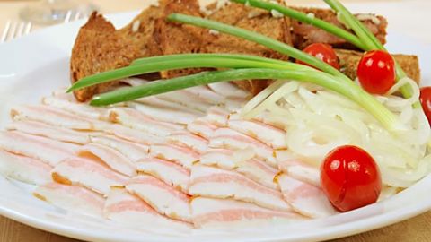 Кому категорически нельзя есть сало: какая оптимальная порция