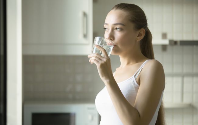 Чи корисно запивати їжу та кому варто обмежити вживання води: лікар дала пояснення