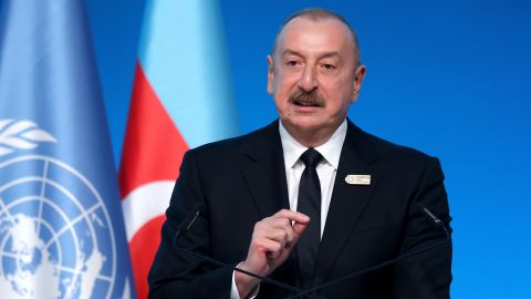 Президент Азербайджану в останній момент відмовився їхати до Путіна на парад